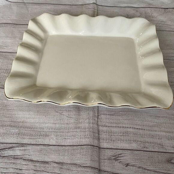 Alco gold scalloped rectangular serving platter 13.5”x11.5” while w/gold trim - Picture 4 of 7